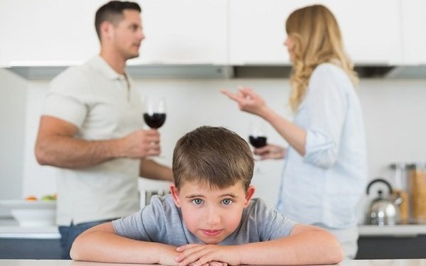 Если родители регулярно выпивают на глазах у ребенка, у него появляется повышенный интерес к алкоголю