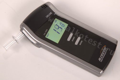 Со включенной подсветкой цифры на экране алкотестера DA-7000 видны значительно четче